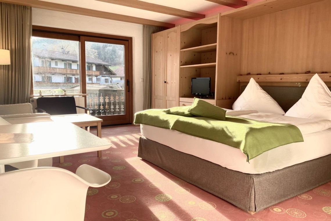 Gemütliches, helles Zimmer in Bad Wiessee Ferienwohnung mit Bergblick, Balkon und moderner Einrichtung. Ideal für Urlaub!
