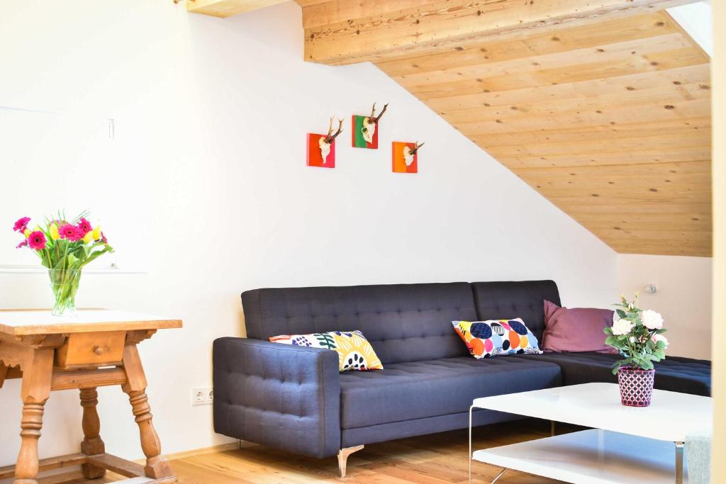 Gemütliches Wohnzimmer in Ferienwohnung #4, Schliersee-Spitzingsee, ideal für einen entspannten Urlaub.