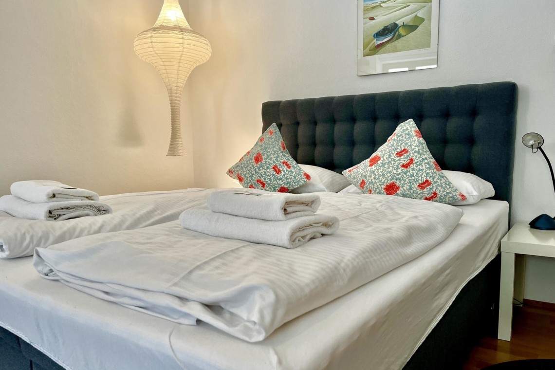 Gemütliches Schlafzimmer mit stilvoller Einrichtung in Schliersee-Ferienwohnung.