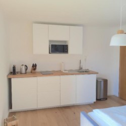 Helles, modernes Apartment mit Küche in Bad Wiessee am Tegernsee - ideal für Work & Play.
