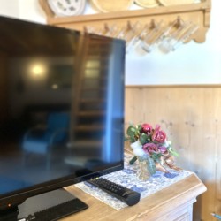 Gemütliches Ambiente mit modernem TV in Ferienwohnung unter Dach, ideal für Urlaub am See in Bad Wiessee.