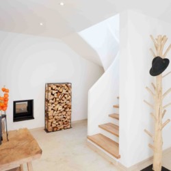 Helles Penthouse "Birken16" in Bad Wiessee – eleganter Flur mit Holzbalken. Ideal für Ihren Urlaub am Tegernsee. Buchen Sie auf stayfritz.com.