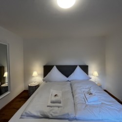 Gemütliches Schlafzimmer in Ferienwohnung III Rotwand, Bayrischzell. Ideal für Erholung & Naturgenuss. Buchen Sie jetzt bei stayFritz!