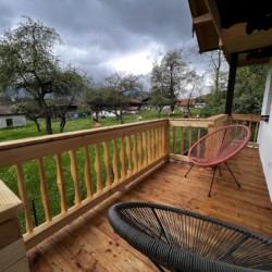 Gemütlicher Balkon mit Blick ins Grüne in Bayrischzell – ideal für eine Auszeit in der Natur. Buchen Sie jetzt bei stayFritz!