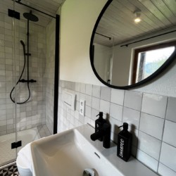Gemütliches Bad in Bayrischzell Ferienwohnung mit Dusche und stilvollem Interieur. Ideal für Erholungsurlaub.