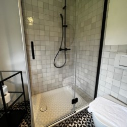 Moderne, gemütliche Dusche in Ferienwohnung III Rotwand, ideal für Urlaub in Bayrischzell.