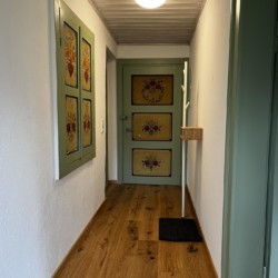 Gemütlicher Flur in Bayrischzell Ferienwohnung mit Holzboden und heller Deko.