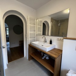 Elegantes Badezimmer in modernem Ferienapartment, Rottach-Egern. Komfort und Stil für Ihren Urlaub.