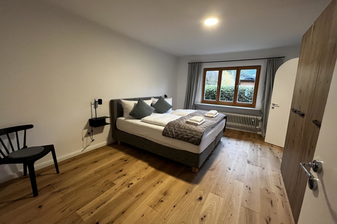 Gemütliches Schlafzimmer in einer Ferienwohnung in Rottach-Egern, ideal für einen erholsamen Urlaub.