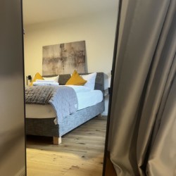 Gemütliches Schlafzimmer in Ferienwohnung Ruhige Oase, Rotach-Egern – perfekt für Entspannung & Arbeit.