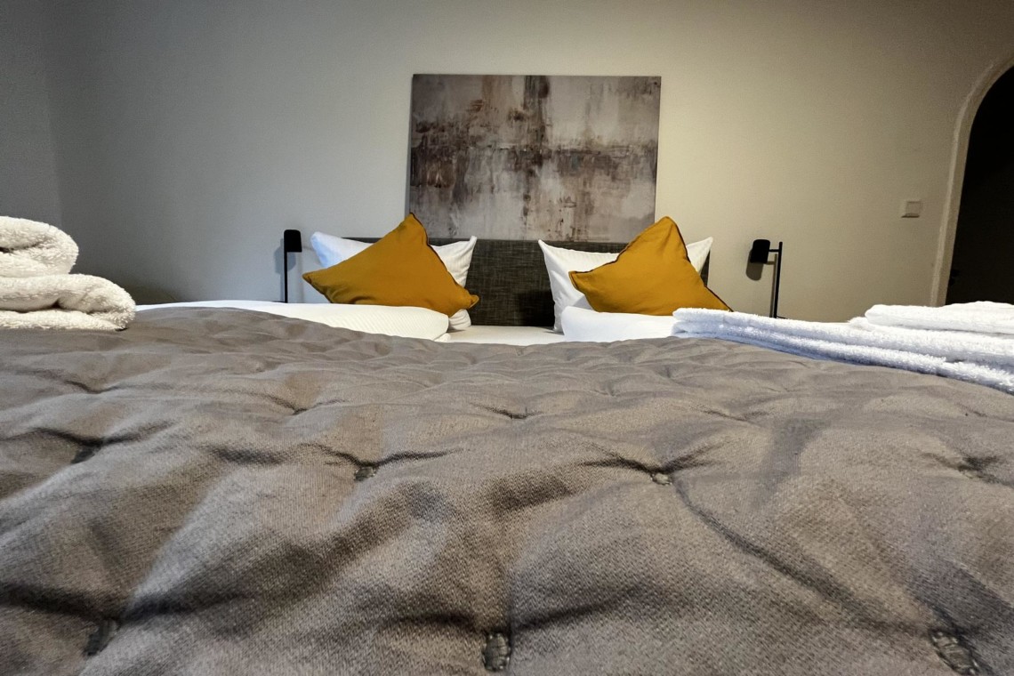 Gemütliches Schlafzimmer in einer Ferienwohnung in Rottach-Egern, ideal für Entspannung.