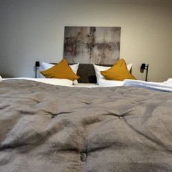 Gemütliches Schlafzimmer in einer Ferienwohnung in Rottach-Egern, ideal für Entspannung.