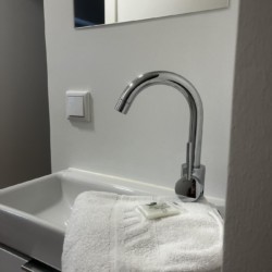 Modernes Bad in Rotach-Egerner Ferienwohnung, sauber & einladend, mit frischen Handtüchern. Ideal für Urlauber.