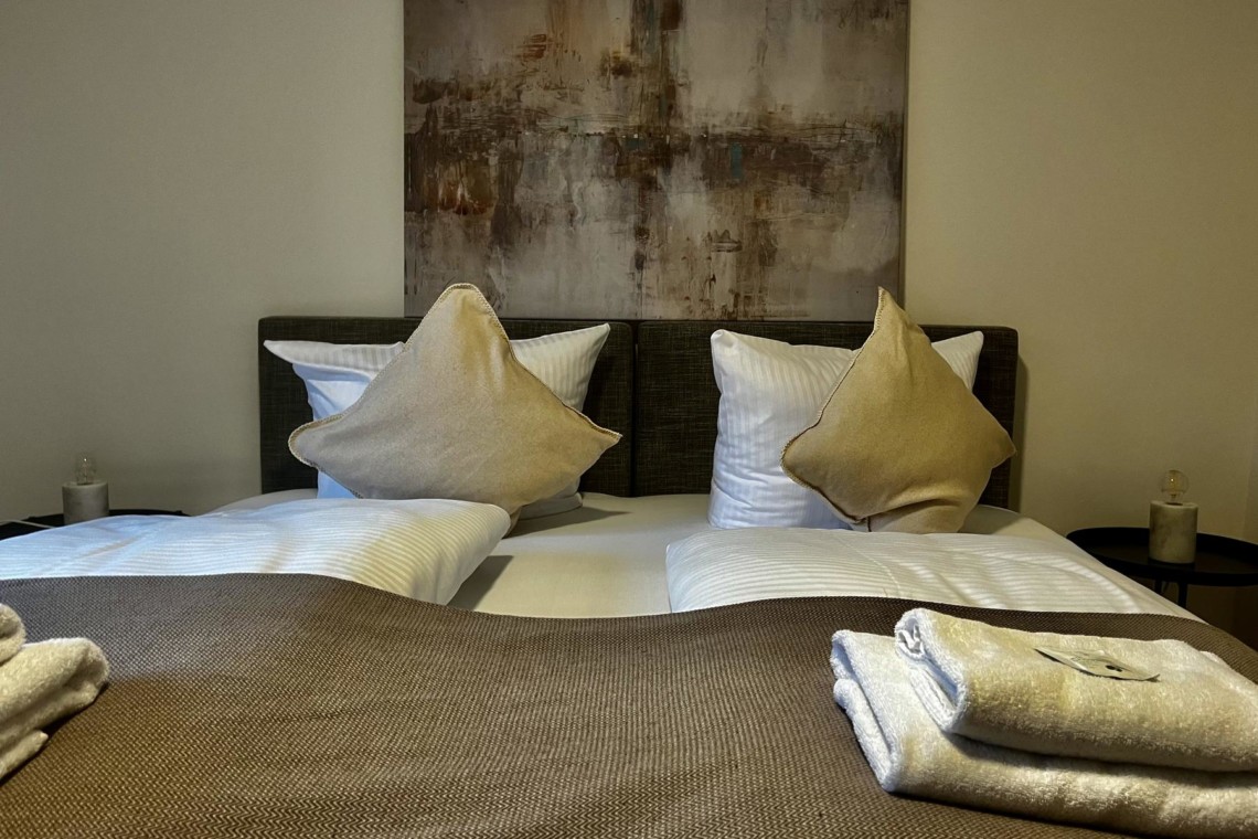 Gemütliches Schlafzimmer in "Ruhige Oase" Ferienwohnung, perfekt für einen entspannten Aufenthalt in Rottach-Egern. #Urlaub #Ferienwohnung