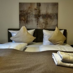 Gemütliches Schlafzimmer in "Ruhige Oase" Ferienwohnung, perfekt für einen entspannten Aufenthalt in Rottach-Egern. #Urlaub #Ferienwohnung