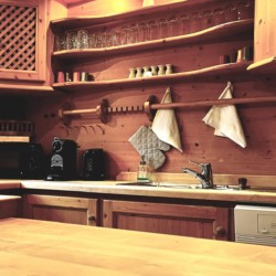 Gemütliche Küche im Holzdesign, ideal für Ferienunterkunft in Rottach-Egern.