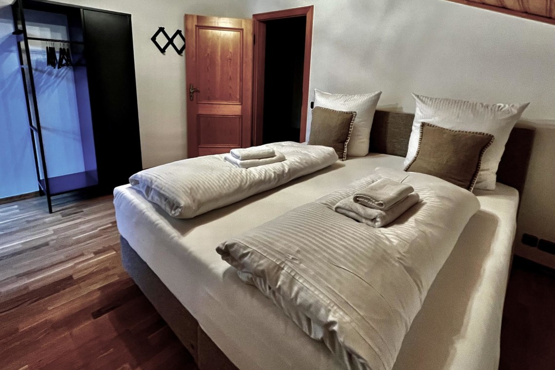 Gemütliches Schlafzimmer in Ferienwohnung in Rottach-Egern am Tegernsee, stilvoll eingerichtet für erholsamen Urlaub.