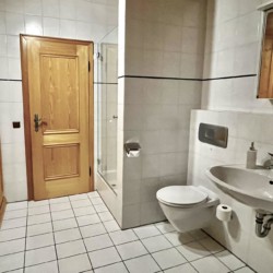 Gemütliches Badezimmer im Ferienhaus am Tegernsee, Rotach-Egern, ideal für entspannte Auszeiten.