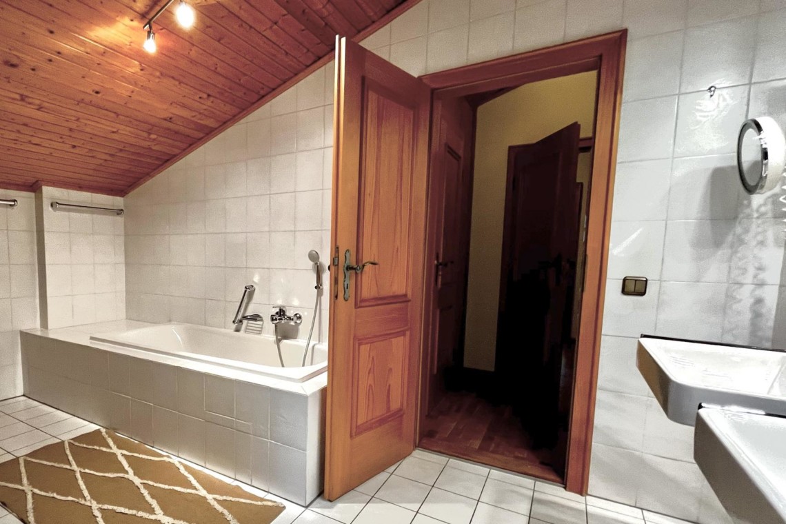 Helles & gemütliches Badezimmer in Rotach-Egern Ferienhaus - ideal für entspannte Auszeit.