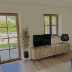 Helles Wohnzimmer in moderner Fewo in Kreuth. Gemütlich, stilvoll & ideal für Entspannung nahe Natur. #KreuthUrlaub