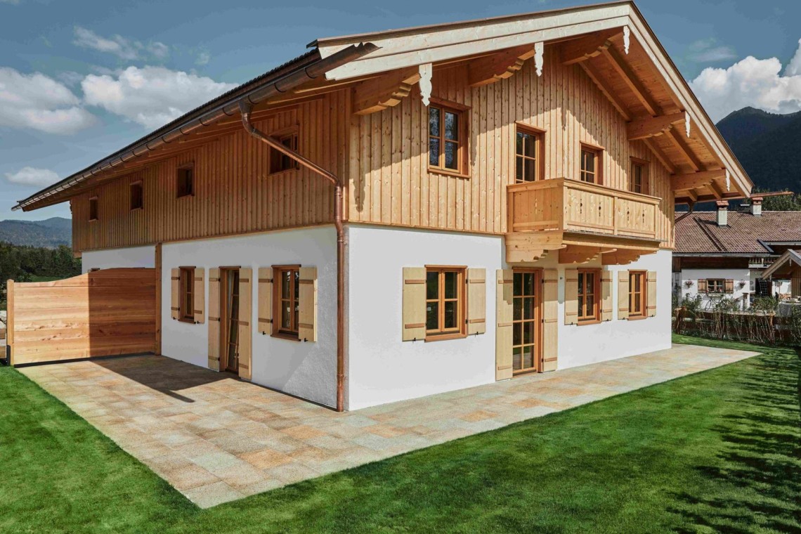 Gemütliche Doppelhaushälfte in Kreuth mit Holzbalkon und modernem Komfort, ideal für den Urlaub.