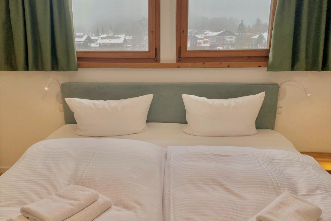 Gemütliches Schlafzimmer in Bad Wiessee Ferienwohnung mit Aussicht. Ideal für entspannten Urlaub. #BadWiessee #Ferienwohnung