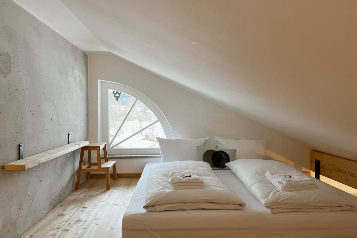 Gemütliches Apartment, helle Einrichtung, Dachfensterblick, ideal für Urlaub am Tegernsee.