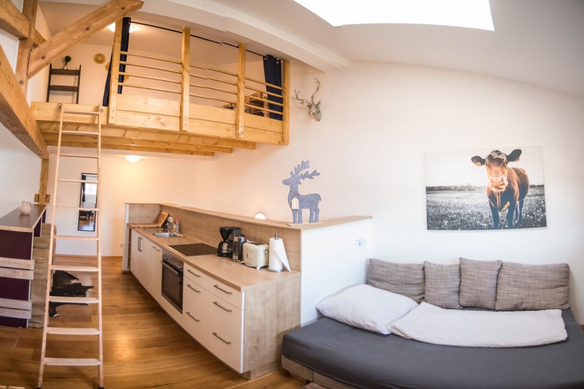 Gemütliches Galerie Apartment in Fischbachau, ideal für Urlaub in den Bergen mit moderner Einrichtung und Schlafgalerie.