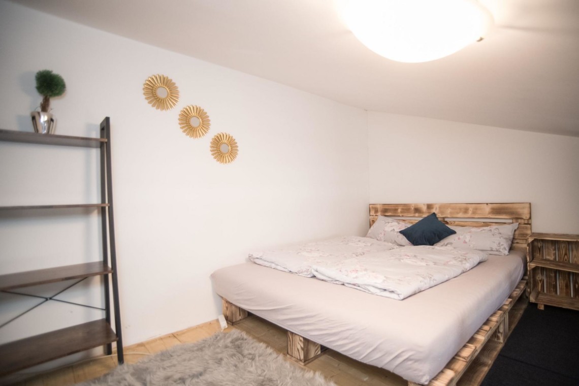 Gemütliches Schlafzimmer im Galerie Apartment, Fischbachau – ideal für einen entspannten Urlaub. Buchen Sie auf stayfritz.com!
