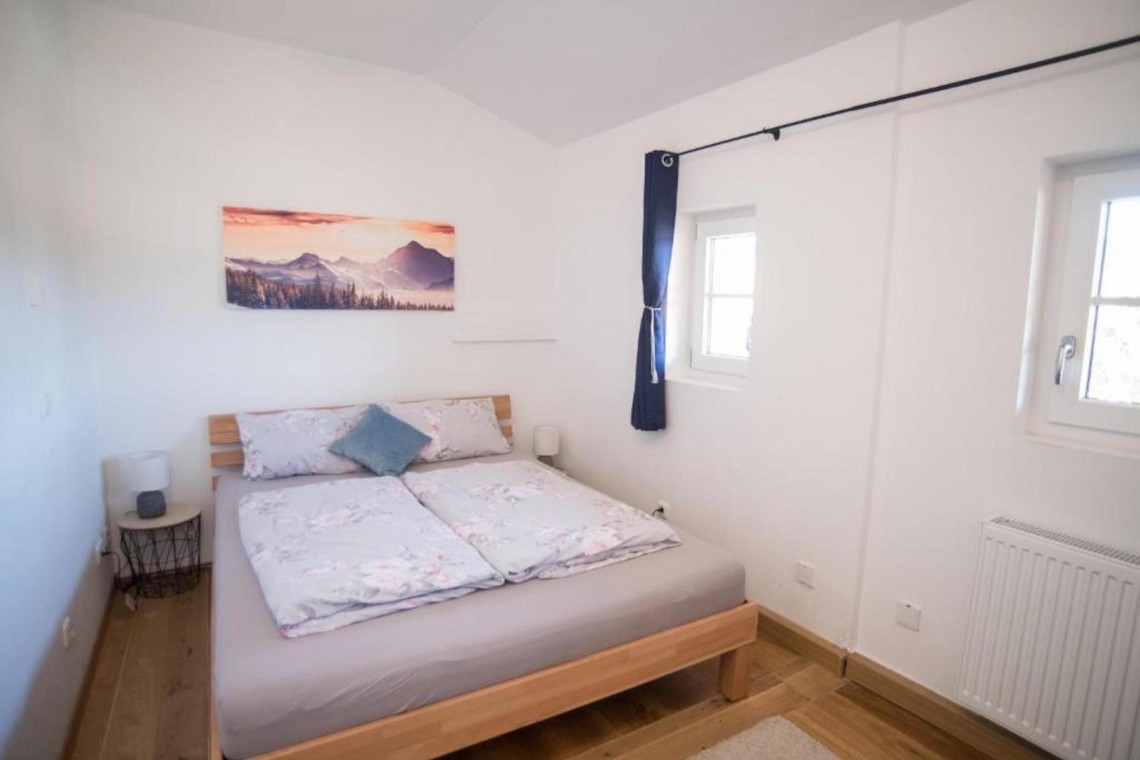 Gemütliches Schlafzimmer in Fischbachau Ferienwohnung, ruhige Atmosphäre, Bergblick, ideal für Erholung.