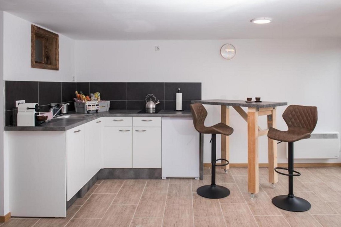 Moderne Küche in einer Ferienwohnung mit Gartenblick in Fischbachau – ideal für Selbstversorger.