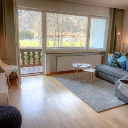 Gemütliche Suite in Rottach-Egern mit Bergblick, stilvoller Einrichtung und heller Atmosphäre. Ideal für den Alpenurlaub.