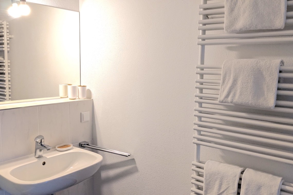Gemütliches Badezimmer im Penthouse "Birken16", ideal für Ihren Urlaub in Bad Wiessee. Buchen Sie auf stayfritz.com.