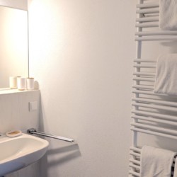 Gemütliches Badezimmer im Penthouse "Birken16", ideal für Ihren Urlaub in Bad Wiessee. Buchen Sie auf stayfritz.com.