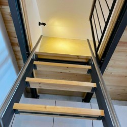 Moderne Treppe in Gmund Ferienwohnung – stilvolle Unterkunft nahe Tegernsee.
