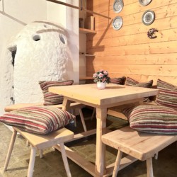 Gemütliches Esszimmer in Schliersee Fewo mit Holztisch & -wänden, sonnig, einladend. Ideal für Urlaub in Bayern.