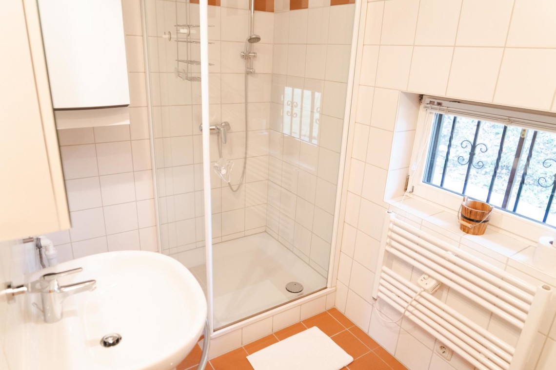 Helle, saubere Ferienwohnung Bad in Geitau – ideal für Auszeit in der Natur. #Ferienunterkunft #Geitau #stayFritz