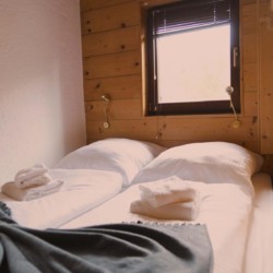 Gemütliches Schlafzimmer im Chalet "Bergidylle", Geitau – ideal für erholsamen Urlaub.
