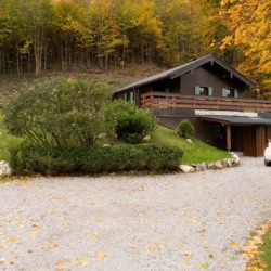 Gemütliches Chalet "Bergidylle" in Geitau umgeben von Herbstwald, ideal für einen entspannten Urlaub in der Natur.