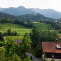 Idyllische Villa Panoramablick in Fischbachau, umgeben von malerischen Bergen und grünen Wiesen. Ideal für Erholung.