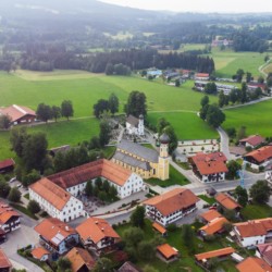 Luftaufnahme Fischbachau: Idyllische Ferienwohnung, umgeben von grüner Landschaft. Ideal für Urlaub in Bayern.