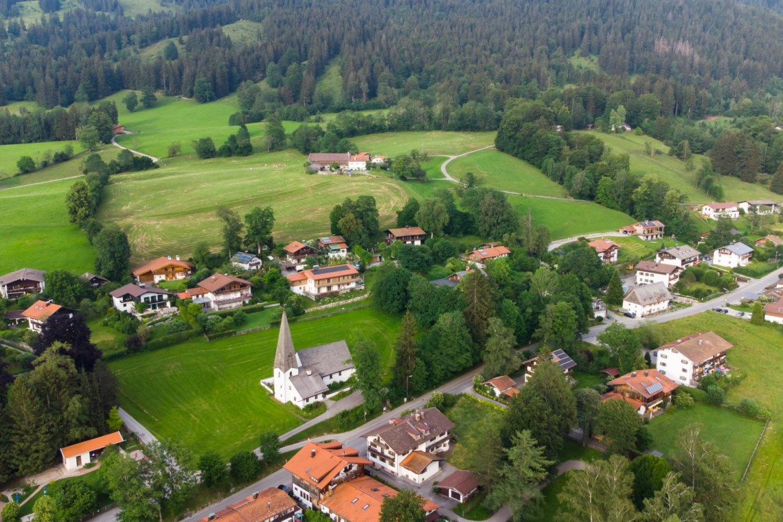 Luftaufnahme von Fischbachau: Idyllische Ferienwohnung Villa Panoramablick, umgeben von Natur und Ruhe, idealer Rückzugsort.