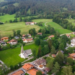 Luftaufnahme von Fischbachau: Idyllische Ferienwohnung Villa Panoramablick, umgeben von Natur und Ruhe, idealer Rückzugsort.