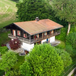 Luftaufnahme von Villa Panoramablick, idyllische Ferienunterkunft im Grünen in Fischbachau.