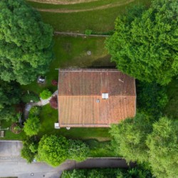 Luftaufnahme der gemütlichen Villa Panoramablick in Fischbachau, perfekt für eine idyllische Auszeit im Grünen.