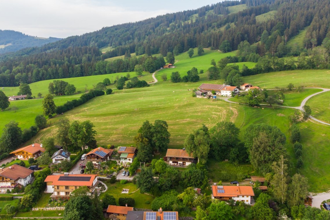 Idyllische Ferienwohnung in Fischbachau mit Panoramablick, umgeben von Wiesen und Wäldern. Ideal für Erholung.