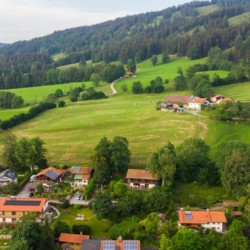 Idyllische Ferienwohnung in Fischbachau mit Panoramablick, umgeben von Wiesen und Wäldern. Ideal für Erholung.