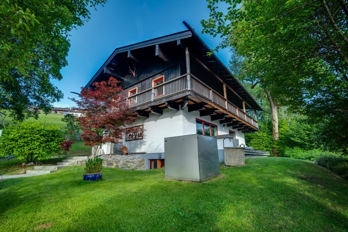 Gemütliche Villa in Fischbachau mit idyllischem Garten und traditioneller Architektur, perfekt für den Urlaub.