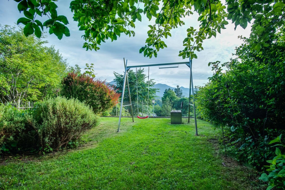 Idyllischer Garten der Villa Panoramablick in Fischbachau, ideal für Erholung und Naturgenuss.