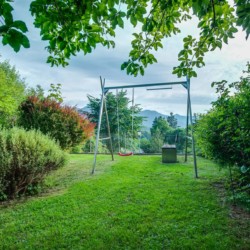 Idyllischer Garten der Villa Panoramablick in Fischbachau, ideal für Erholung und Naturgenuss.